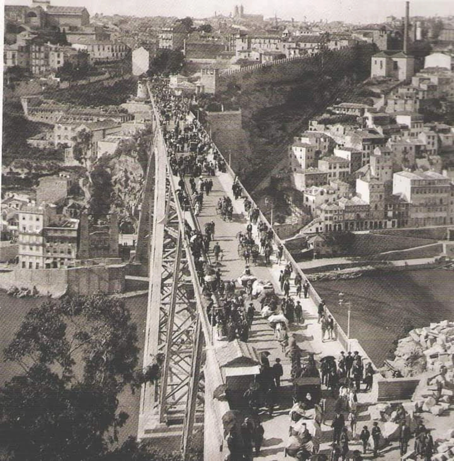 Imagem histórica da ponte e do casario do Porto